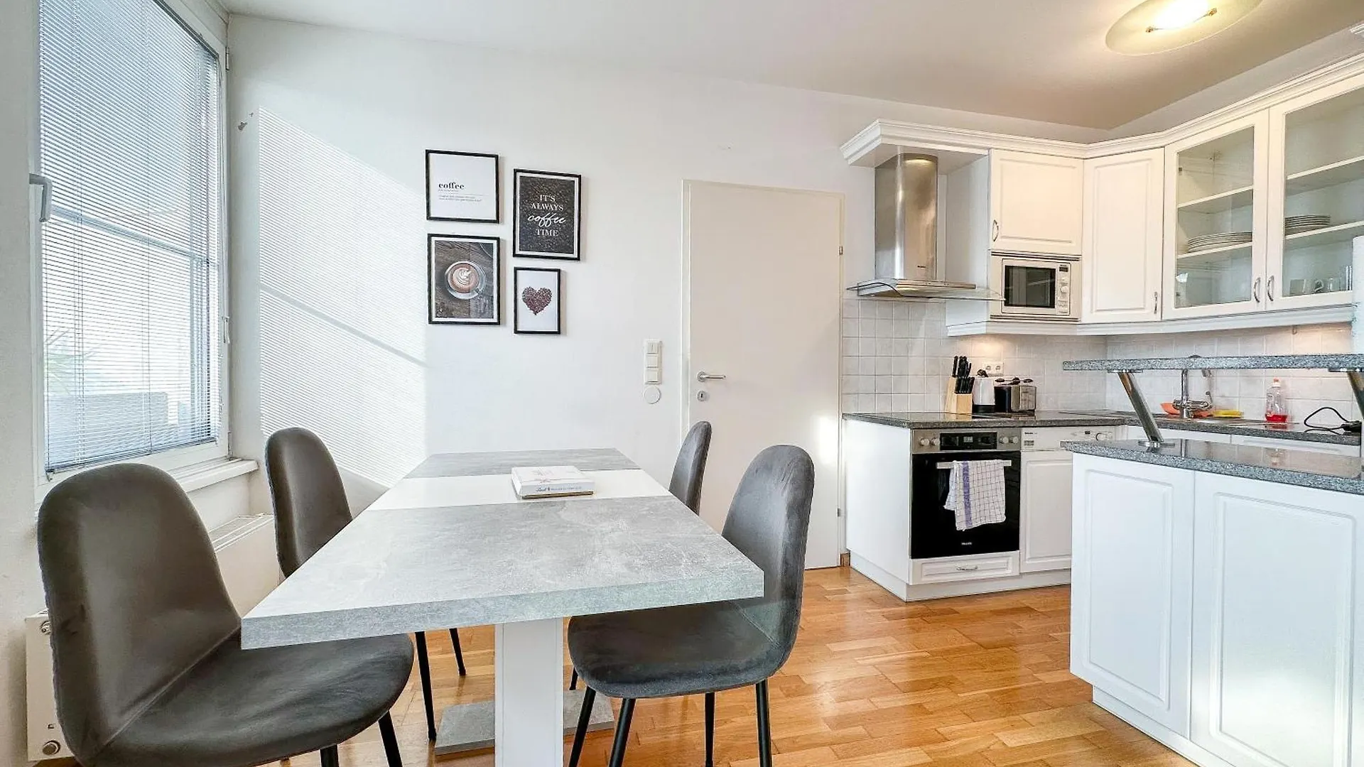 Feelhome-Prater-Ausblick-Terrasse-6 Gaeste-Wifi-Smart Tv Vienna