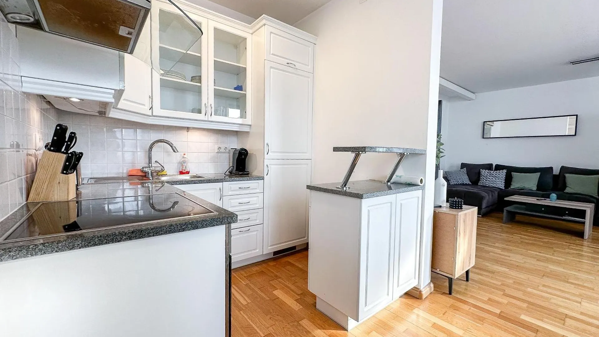 Feelhome-Prater-Ausblick-Terrasse-6 Gaeste-Wifi-Smart Tv Vienna Apartment