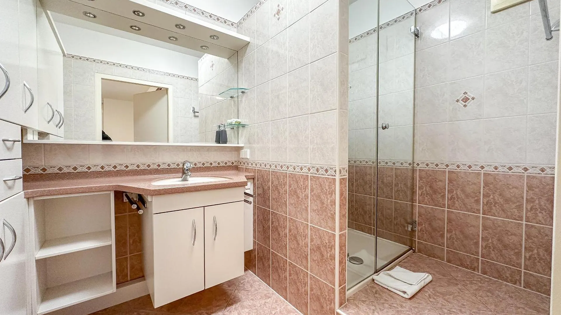 Feelhome-Prater-Ausblick-Terrasse-6 Gaeste-Wifi-Smart Tv Vienna Apartment