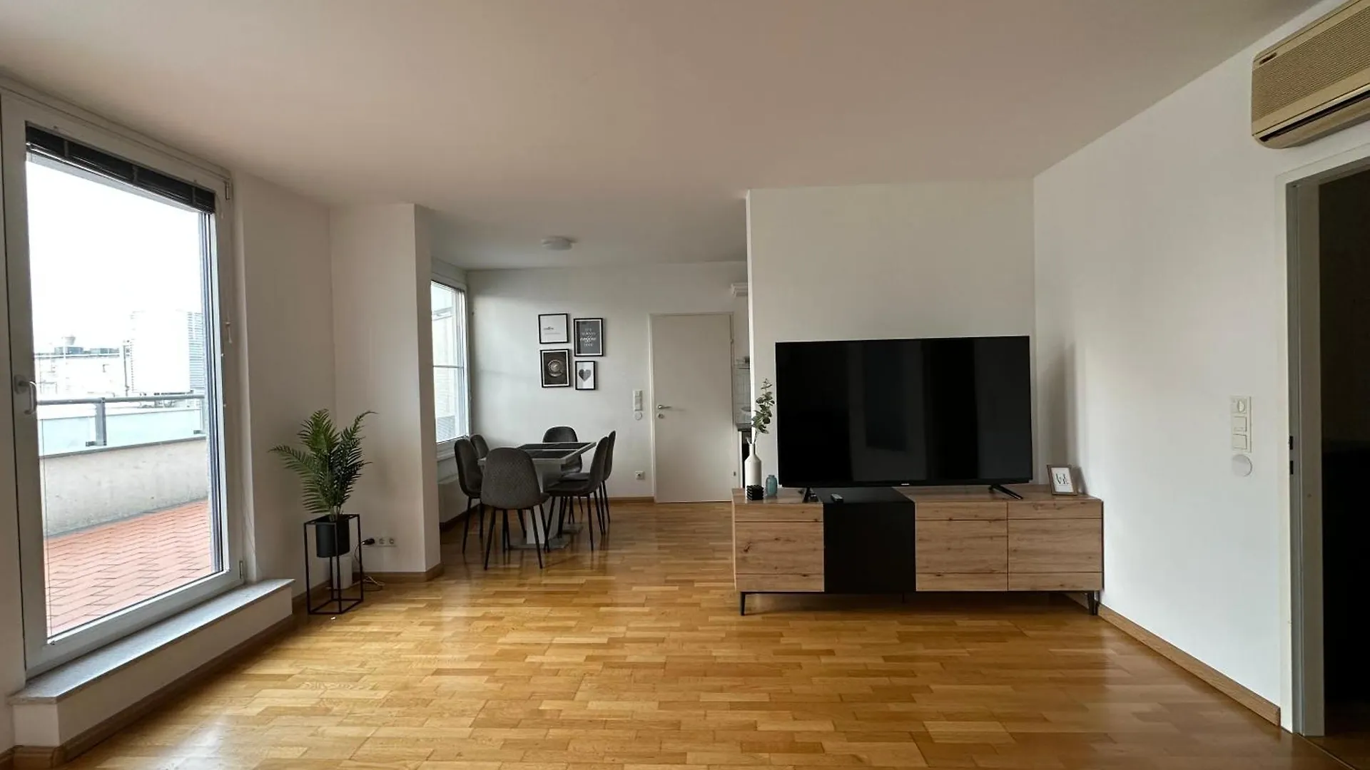 Feelhome-Prater-Ausblick-Terrasse-6 Gaeste-Wifi-Smart Tv Viena